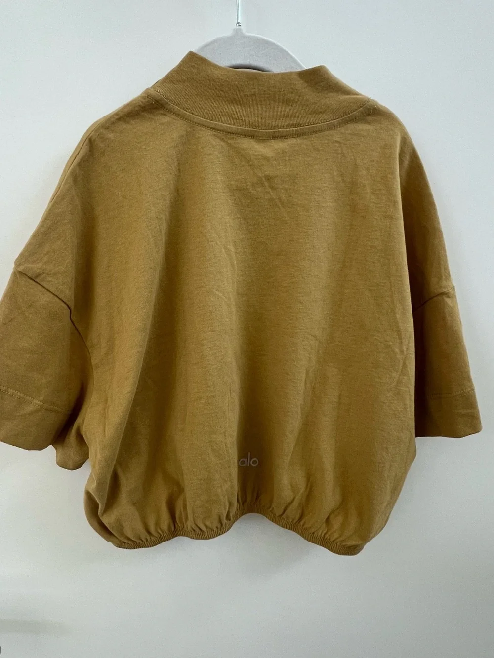 ALO Yoga Cropped Mock Neck Top in Camel Brown